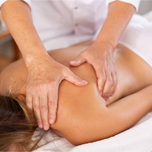 Une représentation visuelle ou un cadre de spa serein où une personne reçoit un massage thérapeutique, mettant en évidence les différents bienfaits des techniques californiennes et suédoises.