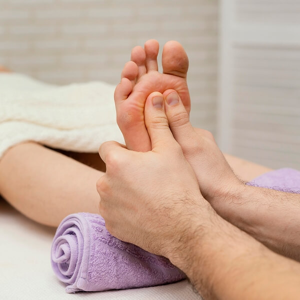 Une illustration détaillée ou une vue de dessus d'un pied montrant les différentes zones colorées et les points de pression clés associés aux organes du corps humain pour la réflexologie.